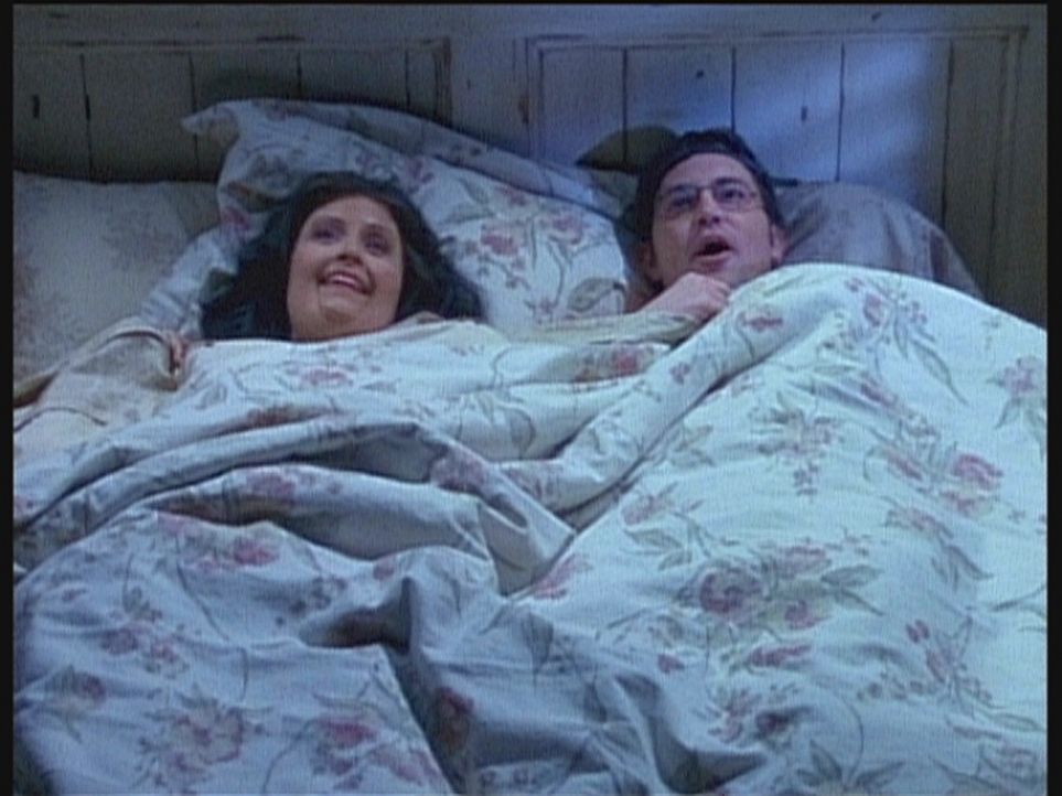 Monica (Courteney Cox, l.) ist glücklich, nachdem sie mit Chandler (Matthew Perry, r.) ihr "erstes Mal" erlebt hat. - Bildquelle: TM+  2000 WARNER BROS.