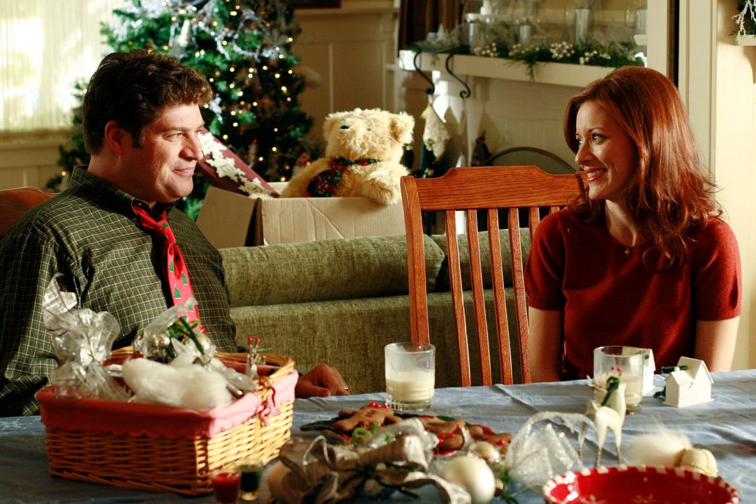 Trotz der Ehekrise versuchen Owen (Brad William Henke, l.) und Alison (Elizabteh Bogush, r.) ein reibungsloses Weihnachtsfest zu planen. Wird Ikey i... - Bildquelle: ABC Studios