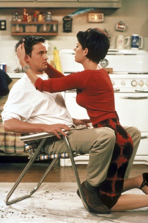 Chandler (Matthew Perry, l.) und Kathy (Paget Brewster, r.) kommen sich näher, dabei ist Kathy doch eigentlich Joeys Freundin ... - Bildquelle: TM+  2000 WARNER BROS.
