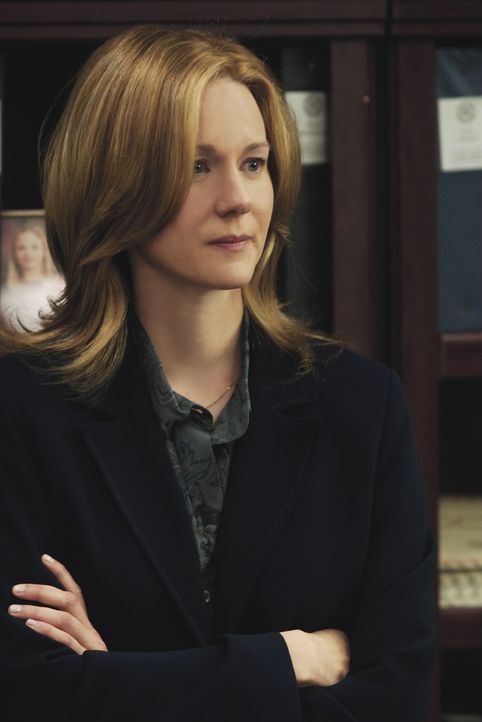 Setzt den unerfahrenen Eric O'Neill auf den vermutlich verräterischen, langjährigen FBI Agenten Robert Hanssen an: Kate Burroughs (Laura Linney) ... - Bildquelle: Universal Pictures