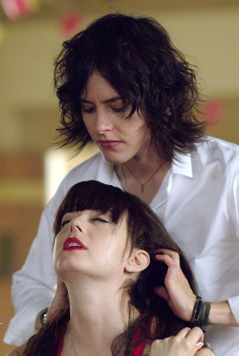 Shane (Katherine Moennig, r.) ist für ihre Freundin Jenny (Mia Kirshner, l.) nicht nur in Sachen Frisuren immer zur Stelle.... - Bildquelle: Metro-Goldwyn-Mayer Studios Inc. All Rights Reserved.