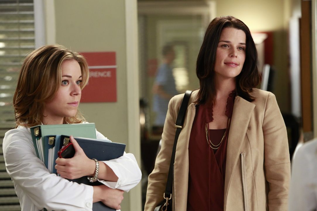 Während Heather (Tina Majorino, l.) sauer ist, weil sie von Meredith zum Telefondienst ab kommandiert wurde, taucht plötzlich Dereks Schwester Lizzi... - Bildquelle: ABC Studios