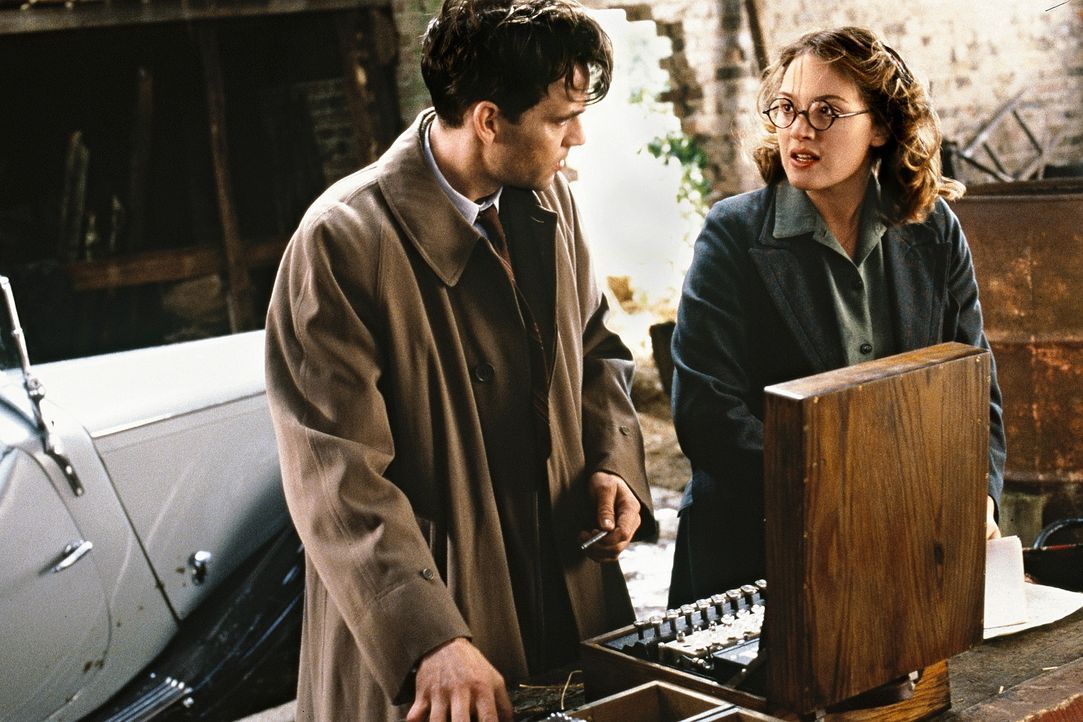 Gemeinsam machen sich Hester (Kate Winslet, r.) und Tom (Dougray Scott, l.) auf die gefährliche Suche der gemeinsamen Freundin ... - Bildquelle: Senator Film