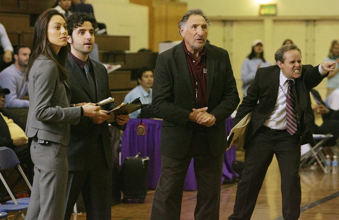 Mit viel Einsatz feuern Liz (Aya Sumika, l.), Alan (Judd Hirsch, 2.v.r..), Larry (Peter MacNicol, r.) und Charlie (David Krumholtz, 2.v.l.) ihr Team... - Bildquelle: Paramount Network Television