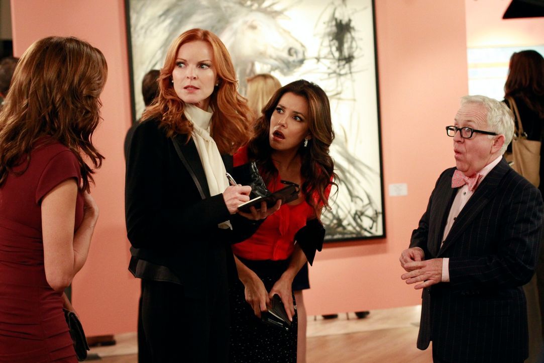 Als Susan (Teri Hatcher, l.) ihr Bild in der Galerie von Felix Bergman (Leslie Jordan, r.) sieht, ist sie schockiert und ruft sofort Bree (Marcia Cr... - Bildquelle: ABC Studios