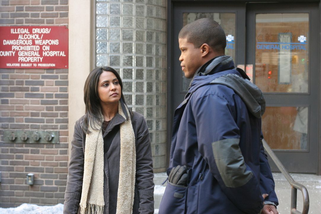 Michael (Sharif Atkins, r.) hat eine Neuigkeit für Neela (Parminder Nagra, l.), über die sie sich allerdings überhaupt nicht freuen kann ... - Bildquelle: Warner Bros. Television