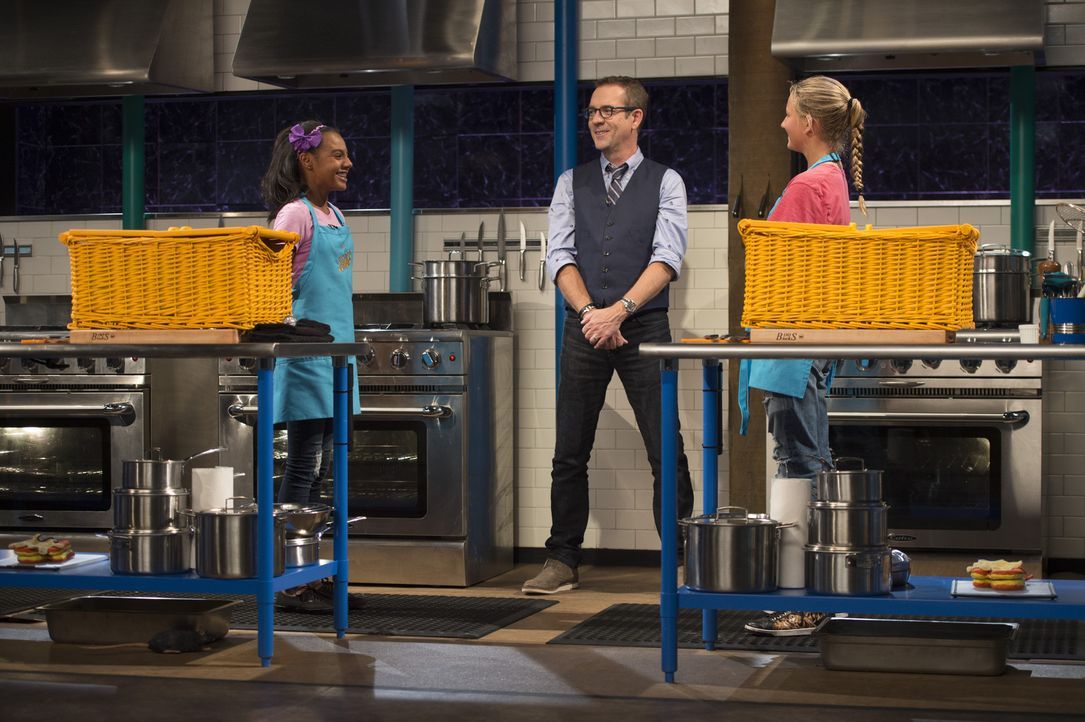 Wer wird "gechopped"? Ana'Lysse (l.) aus Florida oder Cookie (r.) aus Kalifornien? Moderator Ted Allen (M.) passt auf, dass die Junior-Köchinnen sic... - Bildquelle: Scott Gries 2015, Television Food Network, G.P. All Rights Reserved