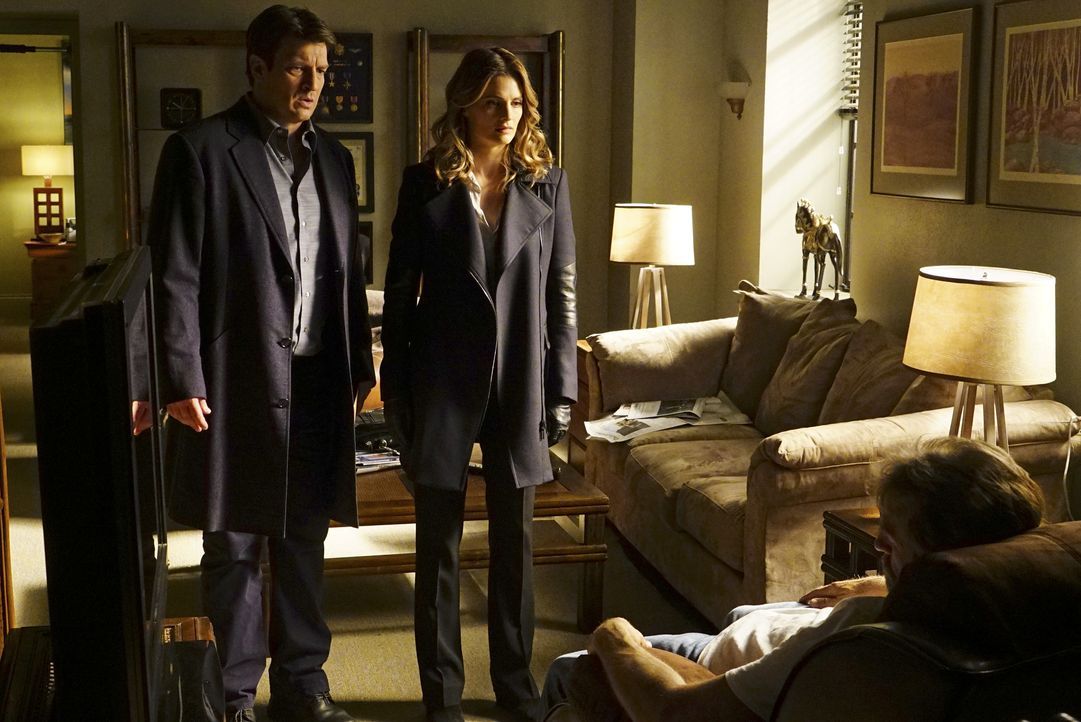 Eins ist Castle (Nathan Fillion, l.) und Kate (Stana Katic, r.) sofort klar: Der Killer ist ein Profi ... - Bildquelle: Richard Cartwright ABC Studios / Richard Cartwright