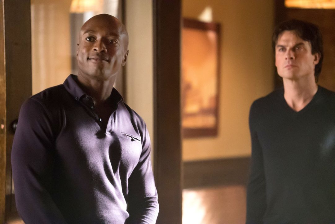 Auf der Suche nach einem Weg, um den Teufel zu töten, übersieht Damon (Ian Somerhalder, r.), dass Cade (Wolé Parks, l.) auch Stefan möglicherweise e... - Bildquelle: Warner Bros. Entertainment, Inc.