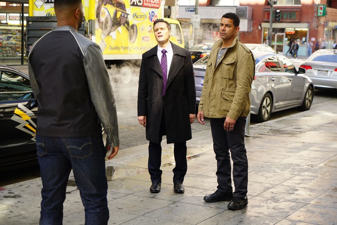 Der verdächtige Bold (Roshawn Franklin, l.) ist schnell gefunden. Doch haben Kevin (Seamus Dever, M.) und Esposito (Jon Huertas, r.) mit ihm tatsäch... - Bildquelle: Richard Cartwright ABC Studios / Richard Cartwright