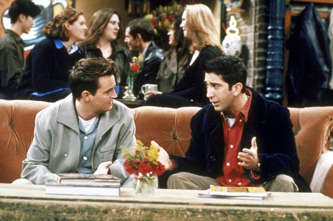 Ross (David Schwimmer, r.) gefällt es nicht, dass Emily immer weg ist. Er fragt Chandler (Matthew Perry, l.) um Rat, ob er sie vielleicht bitten so... - Bildquelle: TM+  2000 WARNER BROS.