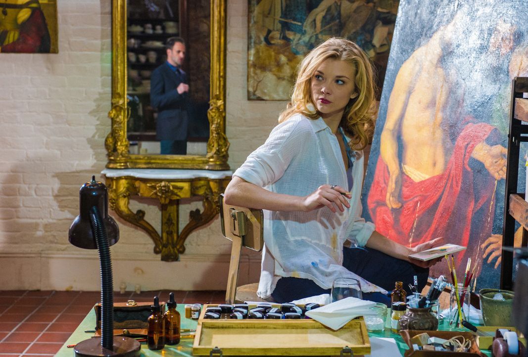 Ihr plötzliches Auftauchen erinnert Sherlock Holmes an seine Vergangenheit: Irene Adler (Natalie Dormer) ... - Bildquelle: CBS Television
