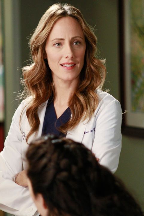 Teddy (Kim Raver, hinten) wird zu einem Notfall gerufen. Als sie den Behandlungsraum betritt, sieht sie, wie Cristina (Sandra Oh, vorne) gerade Henr... - Bildquelle: ABC Studios