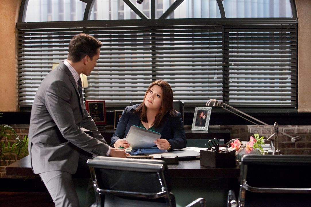 Der Fall an dem Jane (Brooke Elliott, r.) und Grayson (Jackson Hurst, l.) gemeinsam arbeiten, nimmt groteske Züge an ... - Bildquelle: 2012 Sony Pictures Television Inc. All Rights Reserved.
