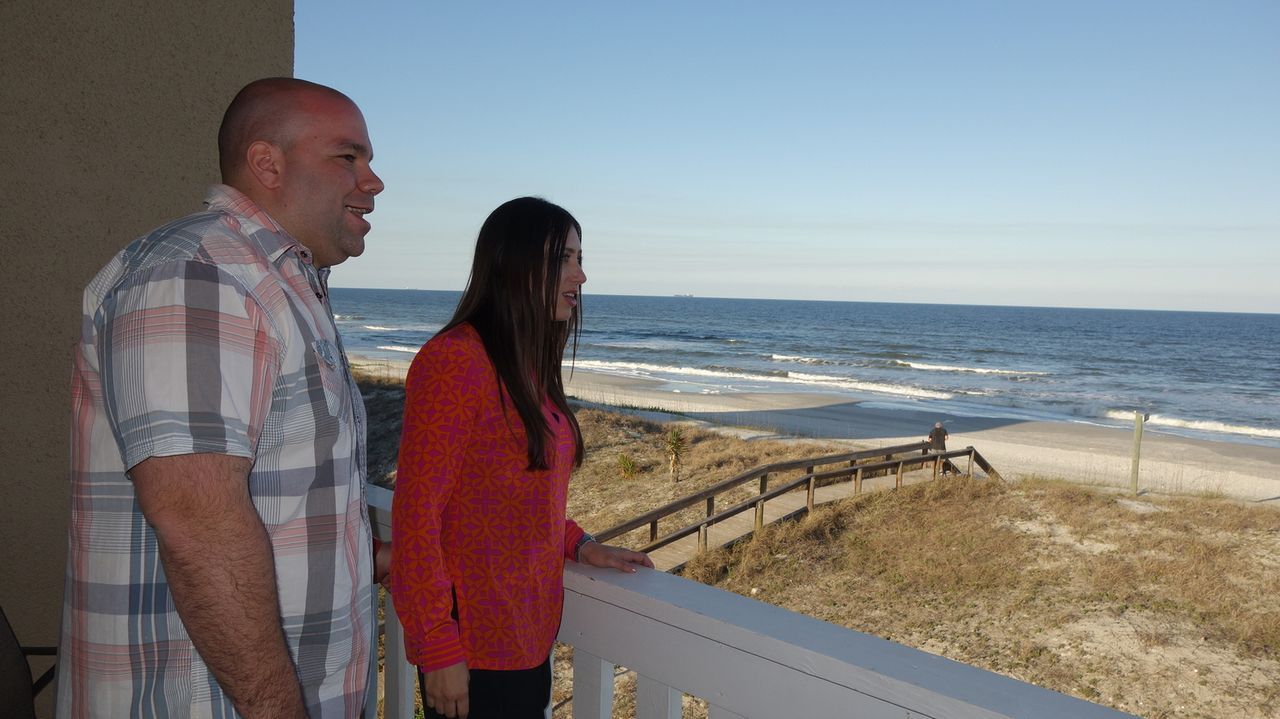 Frank (l.) und Daria (r.) suchen ein Haus, das einen direkten Zugang zum Strand hat - für nicht mehr als $375.000 ... - Bildquelle: 2014, HGTV/Scripps Networks, LLC. All Rights Reserved.