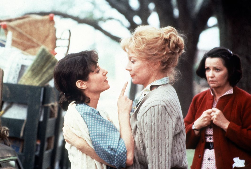 Schließlich wird aus der Hassliebe zwischen Emma (Debra Winger, l.) und ihrer Mutter Aurora (Shirley MacLaine, M.) doch noch wahre Freundschaft ... - Bildquelle: Paramount Pictures