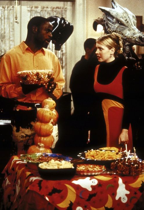Sabrina (Melissa Joan Hart, r.) lädt an Halloween ihre Freunde zu einer Party ein ... - Bildquelle: Paramount Pictures