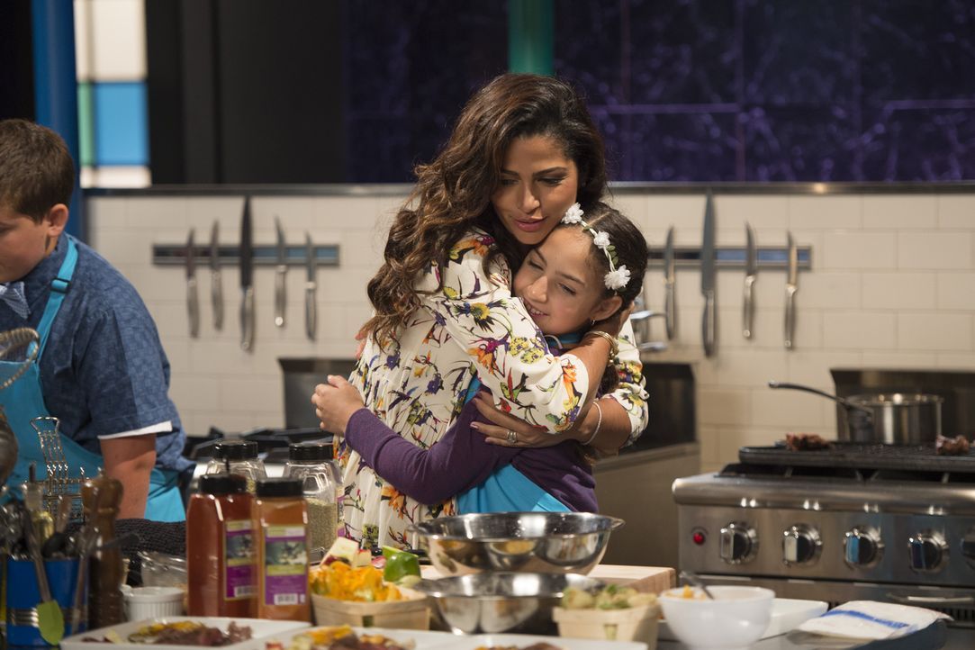 Jurymitglied Camila Alves (l.) spendet der kleinen Köchin Hanna (r.) aus San Francisco Trost, als sie sich in der Küche verbrennt. Wird die tapfere... - Bildquelle: Scott Gries 2015, Television Food Network, G.P. All Rights Reserved