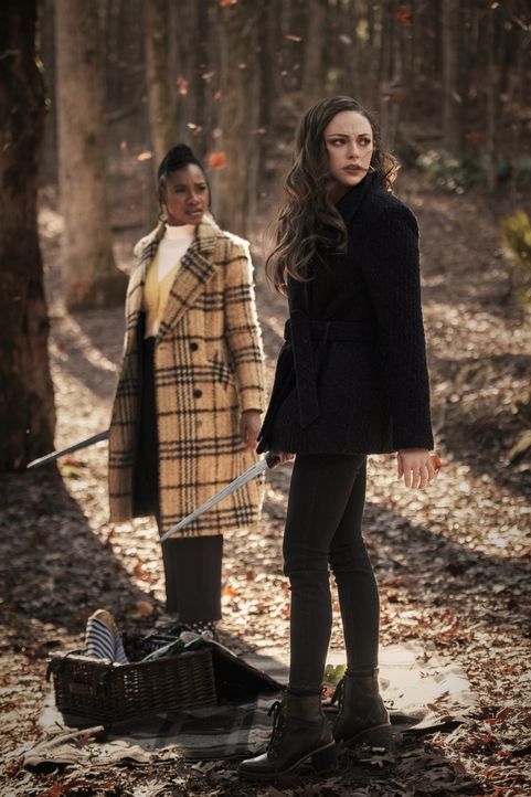 Cleo (Omono Okojie, l.); Hope Mikaelson (Danielle Rose Russell, r.) - Bildquelle: 2021 The CW Network, LLC. All rights reserved.