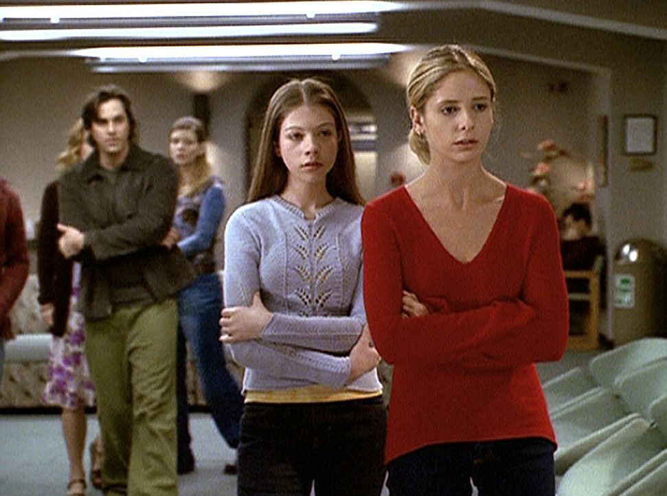 Buffy (Sarah Michelle Gellar, r.) und Dawn (Michelle Trachtenberg, 2.v.r.) haben gerade erfahren, dass ihre Mutter Joyce gestorben ist. - Bildquelle: TM +   2000 Twentieth Century Fox Film Corporation. All Rights Reserved.