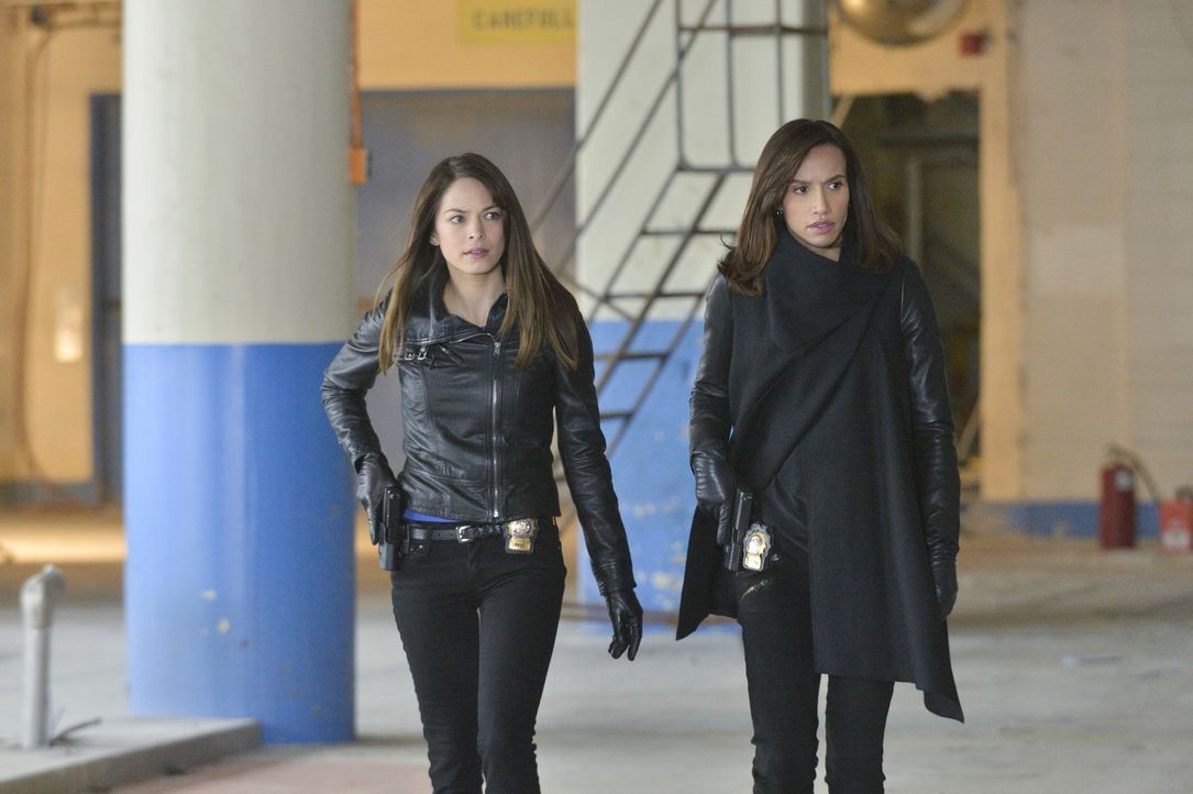 Versuchen herauszufinden, was Sam mit dem Serum von Muirfiled vorhat: Cat (Kristin Kreuk, l.) und Tess (Nina Lisandrello, r.) ... - Bildquelle: 2013 The CW Network, LLC. All rights reserved.
