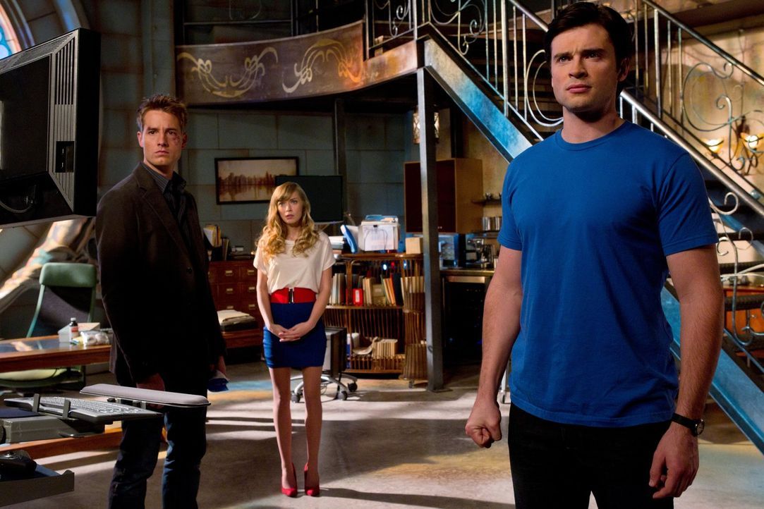 Nach den verheerenden Angriff auf Oliver (Justin Hartley, l.) kehrt Stargirl (Brittney Irvin, M.) nach Smallville zurück, um Clark (Tom Welling, r.)... - Bildquelle: Warner Bros.