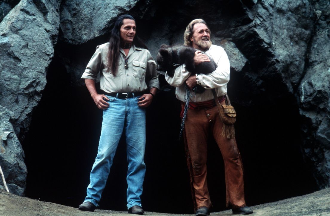 Jeremiah (Dan Haggerty, r.) und sein treuer Freund (Nik Winterhawk, l.) fühlen sich in ihrem Naturparadies pudelwohl ... - Bildquelle: Miracle Entertainment