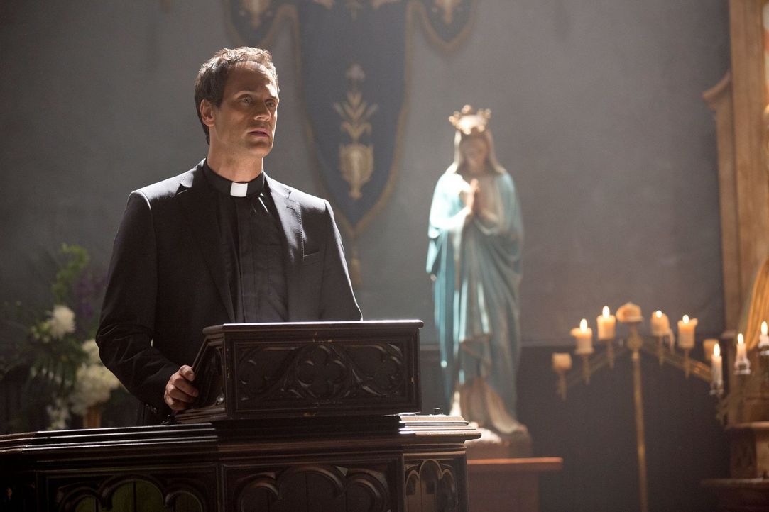 Bei der Wiedereröffnung der St. Anne Kirche erblickt Pater Kieran (Todd Stashwick) eine Hexe, die er für tot hielt ... - Bildquelle: Warner Bros. Television