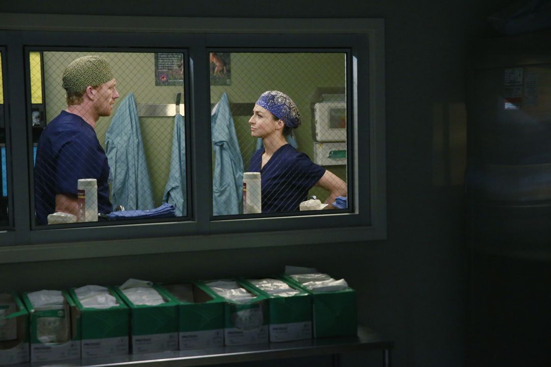 Owen (Kevin McKidd, l.) muss Amelia (Caterina Scorsone, r.) die schreckliche Nachricht vom Tod ihres Bruders mitteilen. Doch diese reagiert anders a... - Bildquelle: ABC Studios