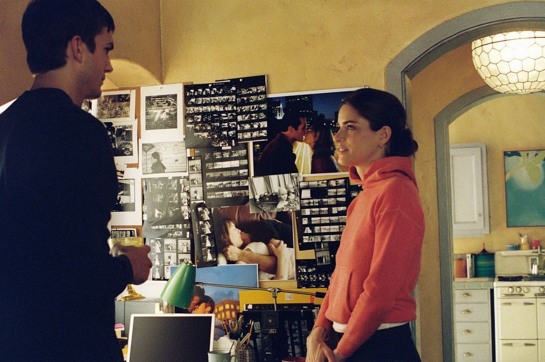 Emily (Amanda Peet, r.) ist gerade in einer extremen Punk-Phase, als sie Oliver (Ashton Kutcher, l.) kennen lernt. Obwohl Oliver eher ein biederer T... - Bildquelle: Ben Glass & Demmie Todd Touchstone Pictures. All rights reserved
