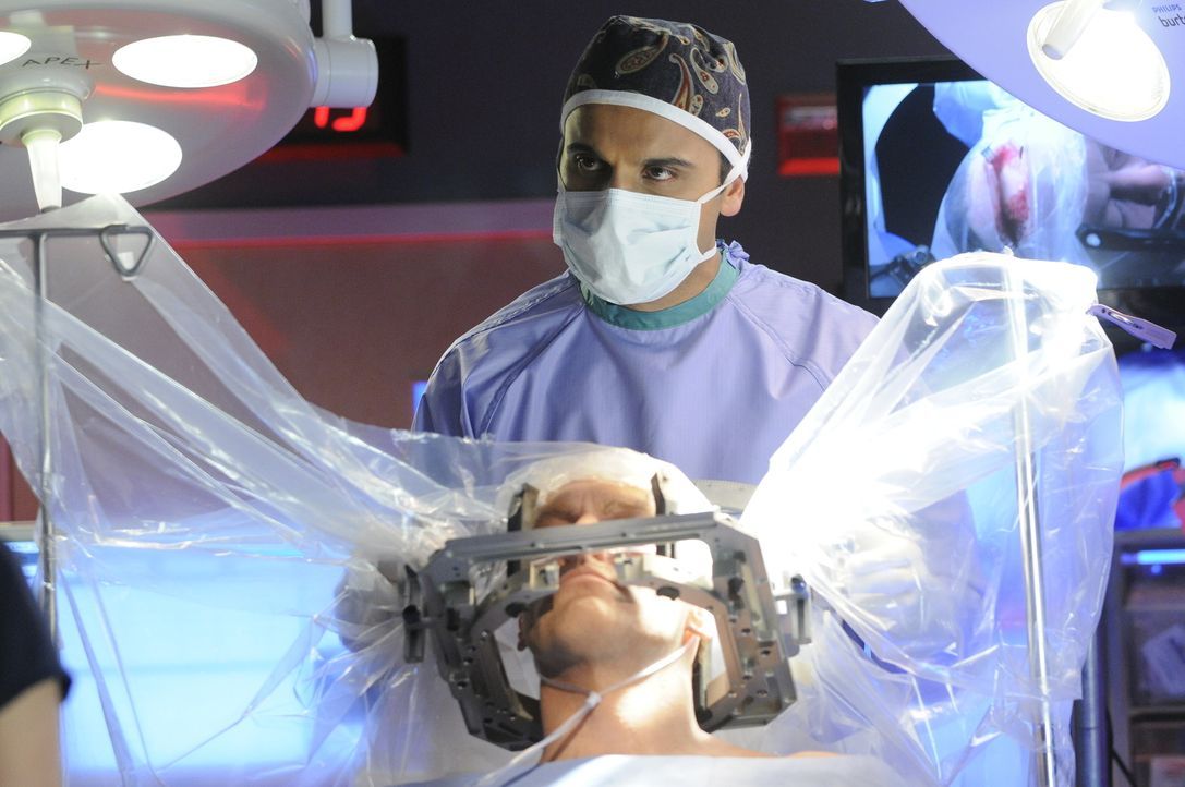 Dr. Shahir Hamza (Huse Madhavji) lässt sich zu einer äußerst komplizierten Operation überreden. - Bildquelle: 2013 NBC Studios, LLC