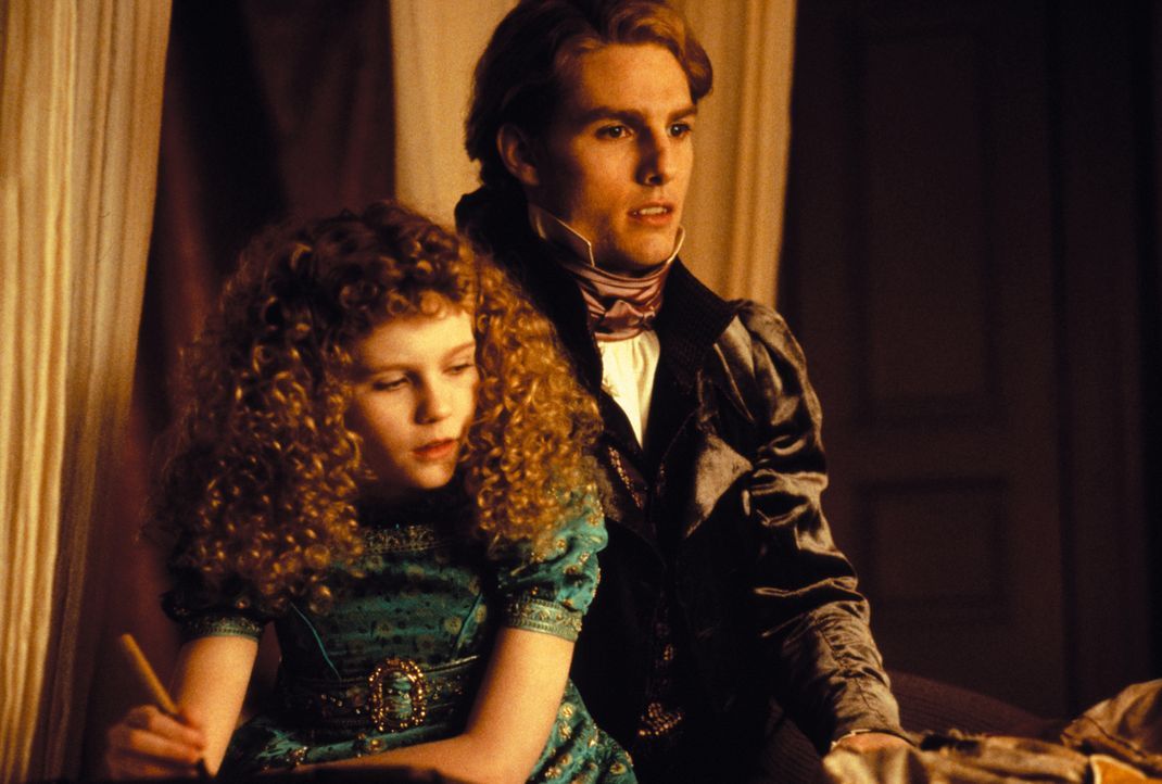 Bindet die Kindfrau Claudia (Kirsten Dunst, l.) mit einem Biss an sich: Lestat (Tom Cruise, r.) ... - Bildquelle: Warner Bros.