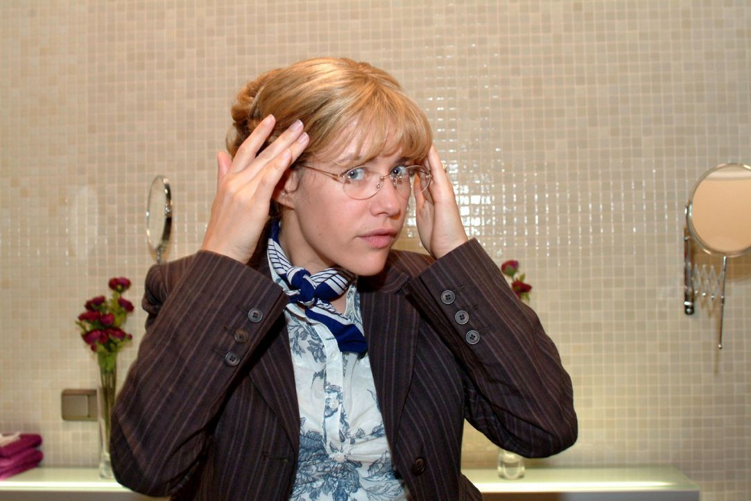 Lisa (Alexandra Neldel) bewundert im Spiegel ihre neue Frisur. (Dieses Foto von Alexandra Neldel darf nur in Zusammenhang mit der Berichterstattung... - Bildquelle: Monika Schürle SAT.1 / Monika Schürle