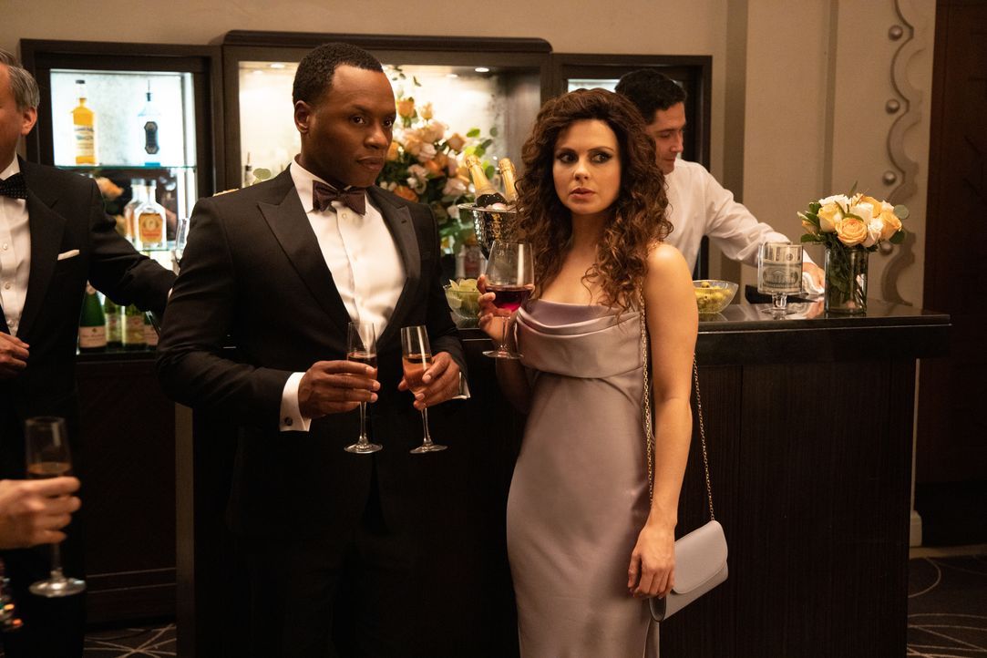 Clive Babineaux (Malcolm Goodwin, l.); Liv Moore (Rose McIver, r.) - Bildquelle: Jack Rowand 2019 The CW Network, LLC. All Rights Reserved. / Jack Rowand
