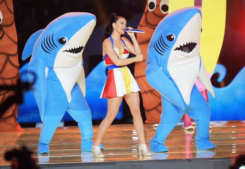 Katy und tanzende Haie - Bildquelle: ANDY LYONS / GETTY IMAGES NORTH AMERICA / AFP