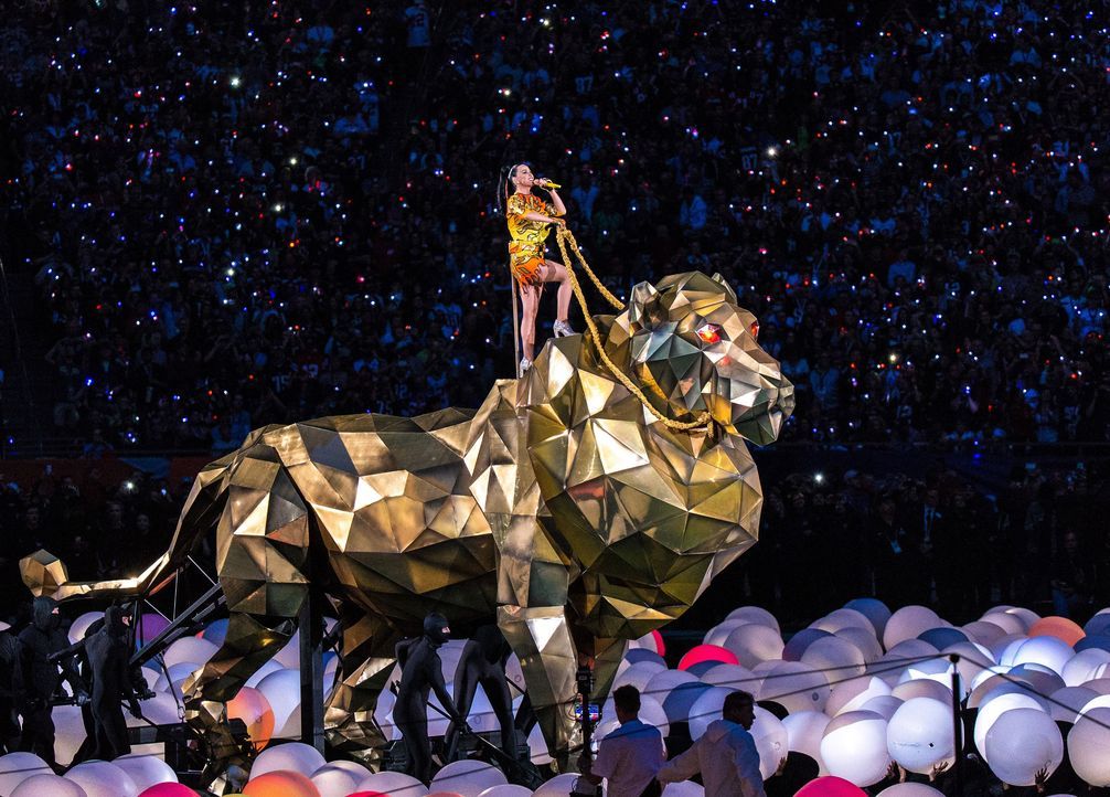 Katy und der Löwe - Bildquelle: ANDY LYONS / GETTY IMAGES NORTH AMERICA / AFP