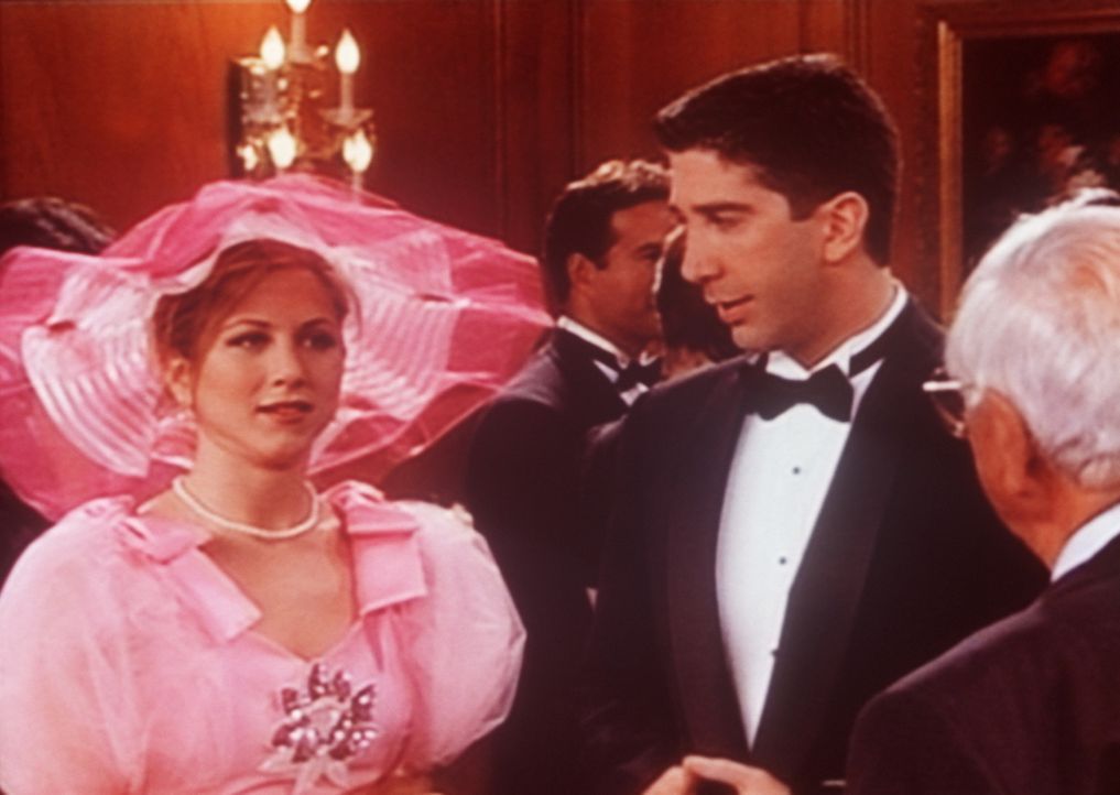 Rachel (Jennifer Aniston, l.) ist zur Hochzeit ihres Ex-Verlobten eingeladen. Ross (David Schwimmer, r.) ist ebenfalls unter den Hochzeitsgästen. - Bildquelle: TM+  2000 WARNER BROS.