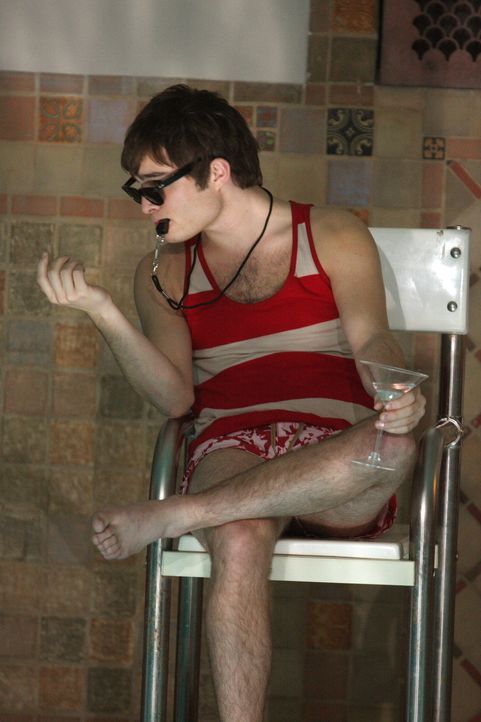 Chuck (Ed Westwick) feiert völlig betrunken mit seinen Freunden den Einbruch in das Schwimmbad der Schule - was jedoch schnell außer Kontrolle ger... - Bildquelle: Warner Brothers