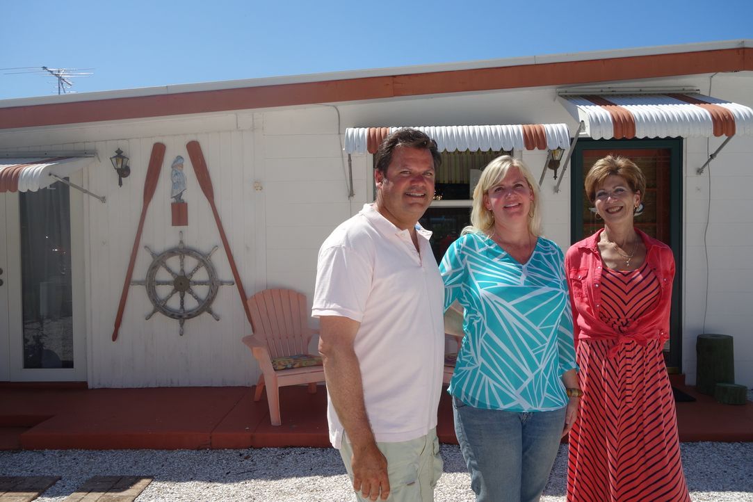 Maklerin Janet Scarpello (r.) macht sich für Tim (l.) und Jen (M.) auf die Suche nach schönen Immobilien für kleines Geld ... - Bildquelle: 2014, HGTV/Scripps Networks, LLC. All Rights Reserved.