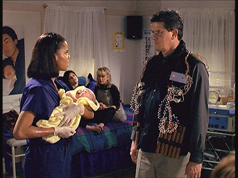 Amanda (Victoria Rowell, l.) beschwört den Geiselnehmner Bob (Sam McMurray, r.), die neugeborenen Babys und ihre Mütter freizulassen. - Bildquelle: Viacom