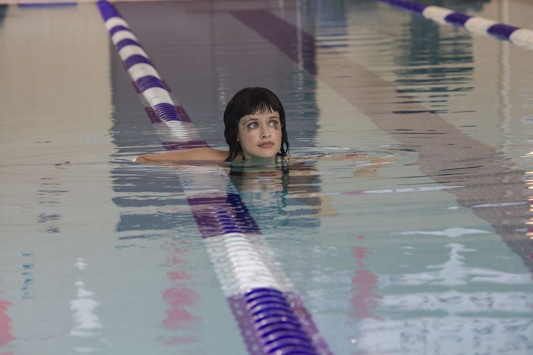 Sophia (Brina Palencia) möchte unbedingt dem Schwimmteam beitreten und sorgt damit für einige Schwierigkeiten ... - Bildquelle: 2014 The CW Network, LLC. All rights reserved.