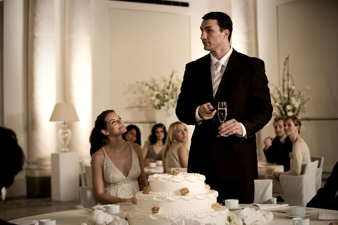 Weil der Klatschreporter Ludo die Hochzeit von Yvonne Catterfeld (Yvonne Cattefeld, l.) und Wladimir Klitschko (Wladimir Klitschko, r.) gehörig ver... - Bildquelle: Warner Bros.
