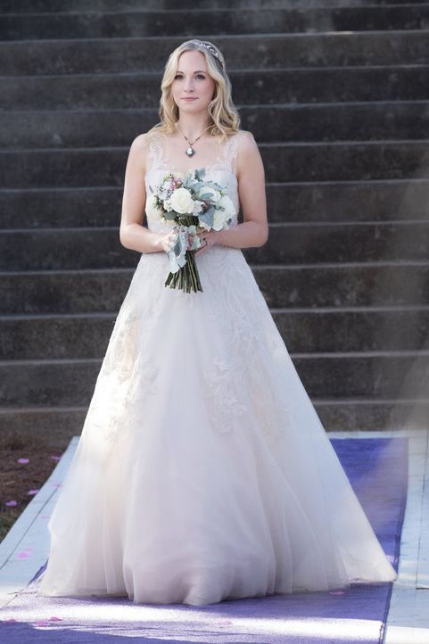 Wird Bonnie tatsächlich von Carolines (Candice King) Hochzeit fernbleiben oder kommt es für Bonnie noch viel schlimmer? - Bildquelle: Warner Bros. Entertainment, Inc.