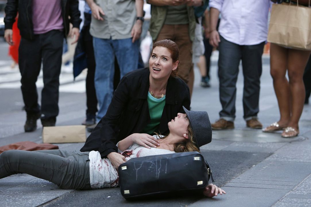 Ein politischer Sexskandal kommt ans Licht der Öffentlichkeit und Laura (Debra Messing, oben) kümmert sich um die involvierte Dame (Dillan Arrick, u... - Bildquelle: Warner Bros. Entertainment, Inc.