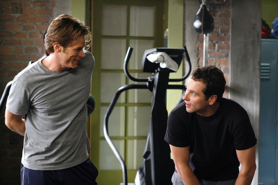 Kevin (Matthew Rhys, r.) macht im Fitness-Studio eine charmante Männerbekanntschaft. Wie sich herausstellt, handelt es sich um Chad Barry (Jason Le... - Bildquelle: Disney - ABC International Television