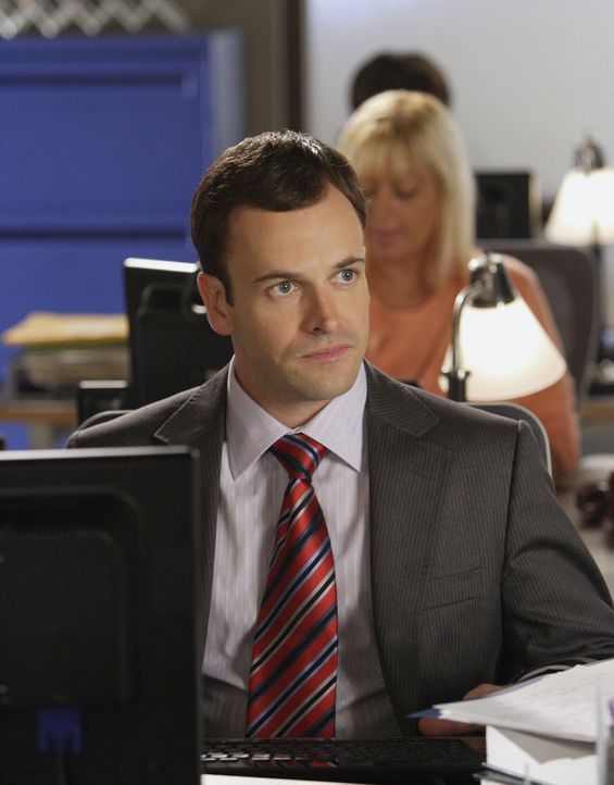 Eli (Jonny Lee Miller) wartet gespannt auf die Verkündung des Urteils, denn der Fall nimmt ihn auch persönlich stark mit ... - Bildquelle: Disney - ABC International Television