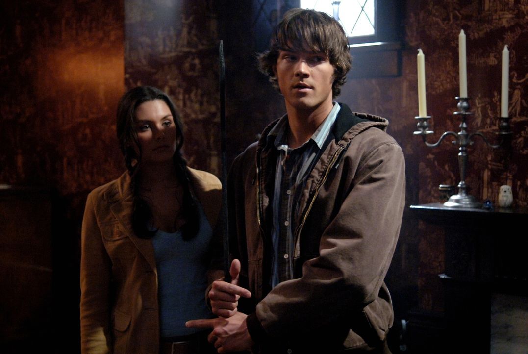 Bei der Suche nach Hinweisen, treffen Sam (Jared Padalecki, r.) und Dean auf Sarah (Taylor Cole, l.) und hoffen von ihr etwas über das mysteriöse Ge... - Bildquelle: Warner Bros. Television