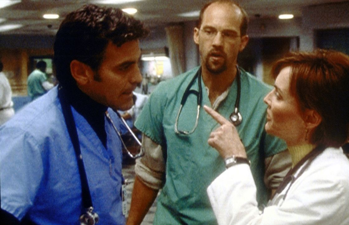 Ross (George Clooney, l.) ist wütend auf Weaver (Laura Innes, r.) ... - Bildquelle: TM+  2000 WARNER BROS.