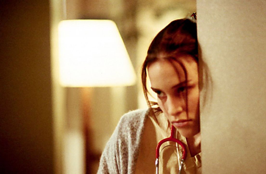 Kaum befindet sich Simon in seiner Vergangenheit, da taucht auch schon wieder Anna (Piper Perabo) auf. Als Ärztin droht sie ihm, ihn als Mörder zu... - Bildquelle: Miramax Films