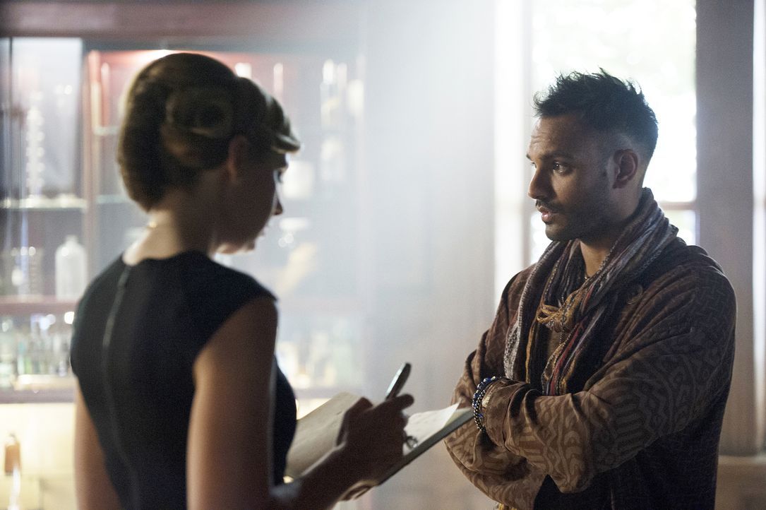 Wird sich Penny (Arjun Gupta, r.) tatsächlich gegen Quentin stellen und ihn als Verantwortlichen bei Prof. Pearl Sunderland (Anne Dudek, l.) anschwä... - Bildquelle: 2015 Syfy Media Productions LLC. ALL RIGHTS RESERVED.